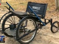 Xe lăn giúp người khuyết tật đi được trên mọi địa hình