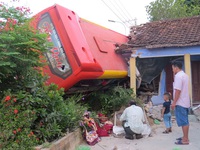 Quảng Ngãi: Xe khách tông sập nhà dân, 5 người bị thương nặng