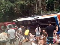 Xe bus lao xuống vực ở Brazil, ít nhất 15 người chết