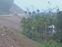 Thừa Thiên - Huế: Bất cập thi công đường cao tốc, đất đá tràn vào nhà dân