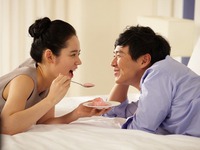Chồng Han Ga In chỉ muốn vợ 'quẩn quanh' bên mình