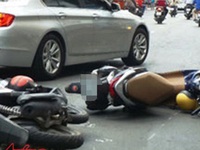 Xe Camry chạy lùi gây tai nạn liên hoàn trên phố