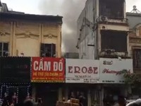 Cháy lớn trong ngõ tại phố Bạch Mai
