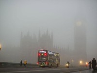 100 chuyến bay bị hủy do sương mù ở Anh