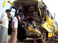 Ấn Độ: Xe khách đâm xe chở dầu, ít nhất 23 người thương vong