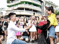 Clip: Màn cầu hôn với hơn 70 nghệ sĩ tham gia trên phố đi bộ Hà Nội