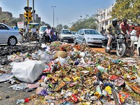 Công nhân vệ sinh đình công, thủ đô Ấn Độ ngập trong rác