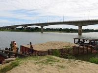 Bắt tàu khai thác cát trái phép trên sông Thu Bồn