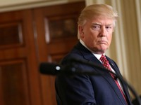 Ông Trump miễn cưỡng ký luật trừng phạt Nga, Iran và Triều Tiên
