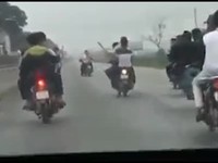 Triệu tập nhóm thanh niên đánh võng, lái xe máy bằng chân