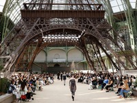 Chanel mang tháp Eiffel lên sàn diễn thời trang cao cấp