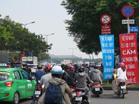 Giao thông kẹt cứng ở sân bay Tân Sơn Nhất, hành khách phải vác vali đi bộ