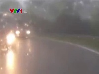 Clip: Lái xe tải liều lĩnh vượt ẩu lúc trời mưa đường trơn