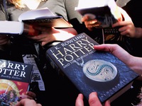 Người hâm mộ toàn cầu tưng bừng chúc mừng sinh nhật 20 tuổi của Harry Potter