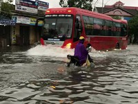 Nhiều tuyến đường tại TP. Vinh (Nghệ An) ngập sâu do mưa lớn
