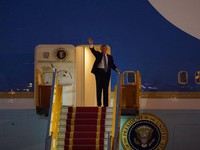 Tổng thống Mỹ Donald Trump đến Hà Nội, bắt đầu chuyến thăm chính thức Việt Nam