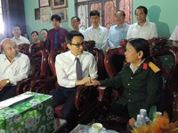 PTTg Vũ Đức Đam thăm và tặng quà gia đình chính sách tỉnh Kon Tum