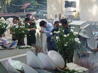 Hàng nghìn người dâng hương tại Nghĩa trang liệt sỹ Ngã Ba Đồng Lộc