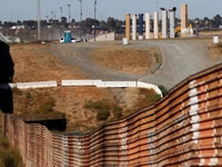 Mỹ giới thiệu bức tường biên giới mẫu giữa Mỹ và Mexico