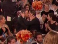 'Người Nhện' Andrew Garfield bất ngờ hôn đồng nghiệp nam trong Lễ trao giải Quả cầu vàng