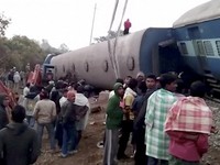 Tàu trật đường ray tại Ấn Độ, hơn 100 người thương vong