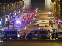 Hiện trường vụ tấn công ngay tại Đại lộ Champs-Elysees làm một cảnh sát thiệt mạng