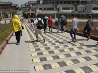 Trung Quốc gắn gờ giảm tốc độ... người đi bộ