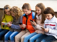 Sử dụng smartphone, máy tính bảng khiến trẻ nhỏ dễ bị... chấy