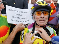 Pháp: Cụ ông 105 tuổi lập kỷ lục về đạp xe