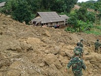 18 người bị vùi lấp trong mưa lũ ở Hòa Bình: Đã tìm thấy 8 thi thể