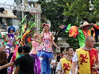 Phố đi bộ Hồ Gươm sôi động lễ hội Carnival bất chấp mưa gió