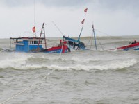 Cứu nạn thành công 8 ngư dân Bình Định gặp nạn trên biển