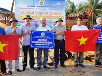 Tặng cờ Tổ quốc cho ngư dân Quảng Bình