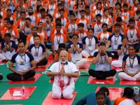 Thủ tướng Ấn Độ tập Yoga ngoài trời mừng ngày Quốc tế Yoga
