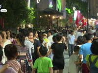 Người dân và du khách thích thú với tuyến phố đi bộ ở Huế