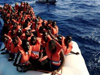 Ít nhất 25 người di cư chết đuối trôi dạt bờ biển Libya