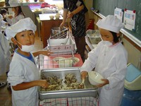 Nhật Bản: Giáo dục ý thức và công việc cho học sinh với bữa trưa trong trường học