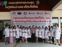 Bác sĩ Việt Nam khám sàng lọc ung thư miễn phí tại Lào