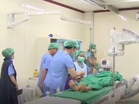Chuyển giao kỹ thuật điều trị tim mạch cho bệnh viện của Lào