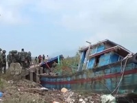 BĐBP Hà Tĩnh hỗ trợ ngư dân cứu hộ tàu cá mắc cạn sau bão số 10