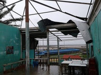 Bão số 10 giật cấp 15 đổ bộ Quảng Bình, nhiều nhà dân bị tốc mái