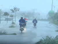 Đường phố Tuy Hòa (Phú Yên) tan hoang sau bão số 12