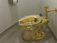 Bảo tàng Mỹ lắp bồn cầu dát vàng phục vụ khách tham quan