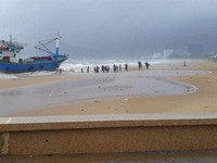 8 tàu hàng chìm trên biển Quy Nhơn: Công các cứu hộ gặp khó khăn do sóng to