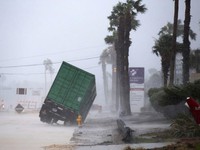 Houston ban bố giới nghiêm vào ban đêm sau bão Harvey