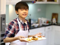Cậu bé 14 tuổi trở thành siêu đầu bếp với &apos;thầy giáo&apos; Internet