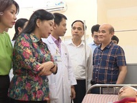 Bộ trưởng Bộ Y tế thăm bác sĩ bị hành hung