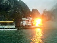 Cháy tàu du lịch trên vịnh Hạ Long, Quảng Ninh