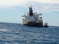 Bơm chuyển gần 300 tấn dầu để đảm bảo an toàn cho tàu nước ngoài mắc cạn