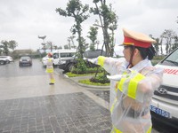 Nữ cảnh sát giao thông làm nhiệm vụ trong mưa bão phục vụ APEC